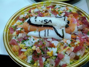 写真5　1日目の夕食で登場したスペースシャトル寿司